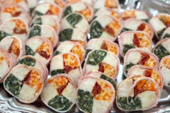 チキンとトマトのベーコンロール